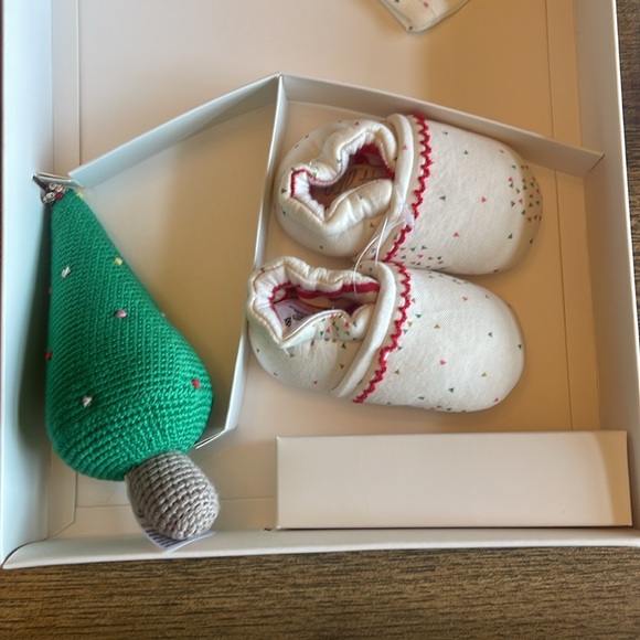 Alberta 3-6 month Christmas onesie set. Booties / rattle NIB - Picture 3 of 4